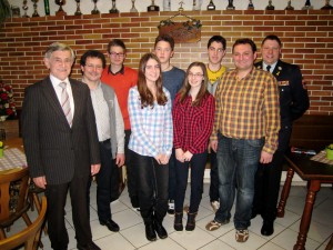 Bürgermeister Siegfried Ramsauer (links), Kommandant Lothar Hafner (2. v. l.), Vorstand Mario Schwitz (2. v. r.) und KBM Erwin Wurzer (rechts) überreichten den Jugendlichen die Abzeichen des Oberösterreichischen Wissenstests: Johannes Krinner (3. v. l.), Juliane Gilch, Sascha Staudinger, Julia Schneider, Dominik Hafner 