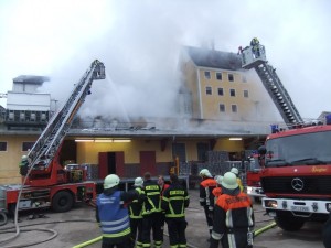 Aufgrund der Gebäudeausdehnung wurde mit mehreren Drehleitern gearbeitet