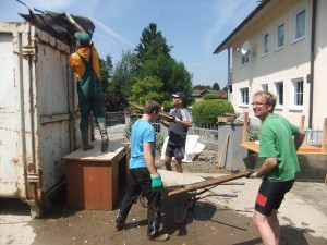 Ein Container nach dem anderen wurde gefüllt