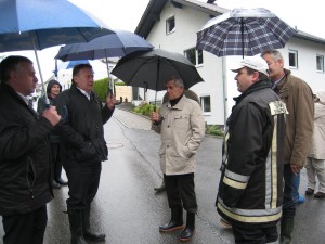 Kurze Aufklärung zur Lage mit Landwirtschaftsminister Helmut Brunner und Bürgermeister Siegfried Ramsauer