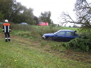 Das Unfallauto kam glücklicherweise wieder auf den Rädern zum Stehen.