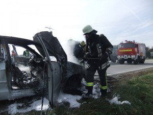 Bei einem PKW-Brand muss wegen der Branddämpfe immer mit Atemschutz vorgegangen werden