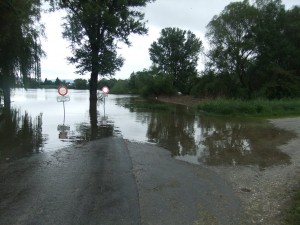 Um 11 Uhr war der Fähranlegeplatz bereits überflutet.