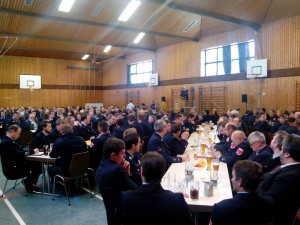 Die Vertreter der 93 Landkreiswehren in der Mehrzweckhalle Edenstetten