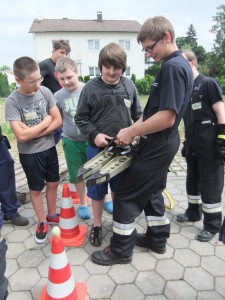 Das Heben ist noch zu schwer, aber bedienen kann man den Rettungsspreizer ja schon mal