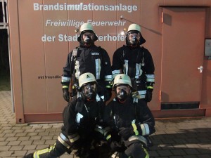 Gerlinde und Anita (kniend), Armin und Johannes (stehend) haben den Brandcontainer überstanden