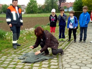 Klasslehrerin Michaela Wagner löscht einen Kleinbrand mit einer Jacke