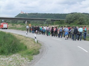 Das Mehrzweckfahrzeug sicherte die Prozession von hinten ab.