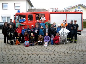 Die begeisterten Kinder zwischen Lehrern und Feuerwehrlern