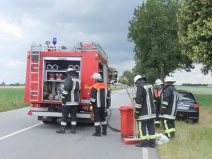 Der nicht mehr fahrtüchtige PKW wurde von der Fahrbahn geschoben und die Fahrbahn gereinigt