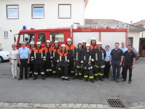 Die Prüfungsgruppe mit Bürgermeisterin Jutta Staudinger, den Schiedsrichtern Rainer Leipold, Monika Hafner, Jürgen Kainz und den Kommandanten Lothar Hafner und Andreas Pöschl