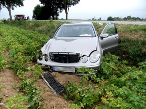 Der Unfallverursacher wurde ins angrenzende Feld geschleudert