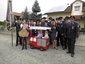 Stramme Burschen, hübsche Mädels und süße Kinder in einem tollen Fahrzeug