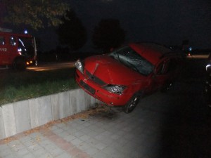 Der PKW kam auf einer Mauer zum Stehen