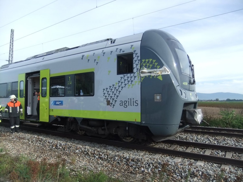 Traktor streift Zug FFW Stephansposching