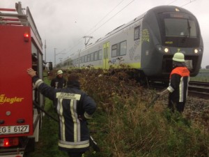 Die FF Stephansposching unterstützte die Bahn noch bei der Beseitigung der Unglücks-Folgen