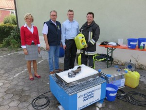 Stephansposching Bürgermeisterin Jutta Staudinger und Kreisbrandrat Alois Schraufstetter begrüßen die Übergabe des Schaumtrainers durch Florian Ramsl von der Versicherungskammer Bayern an die Freiwillige Feuerwehr Stephansposching, vertreten durch 2. Kommandenten Andreas Pöschl (von links)