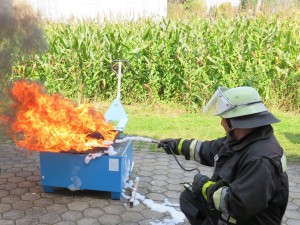 Mit Hilfe des Schaumtrainers können großflächige Brände einsatztaktisch korrekt geübt werden