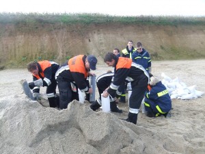 Die Sandsäcke wurden fast im Akkord gefüllt