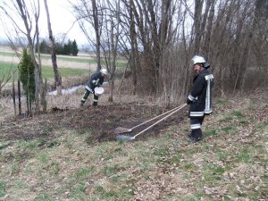 Mit Feuerpatschen und Wasser aus dem nahen Bach wurde das Feuer schnell gelöscht