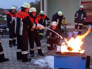 Werner und Georg legen Mittel- und Schwerschaum sauber übereinander