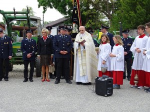 Pater Maurus Wellisch führte die Fahrzeugsegnung durch