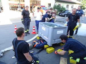 Stück für Stück hob sich die etwa 800 kg schwere Box