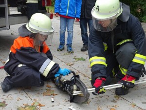 Mit entsprechender Schutzausrüstung durften die Kinder auch mal kleine Alu-Schienen schneiden.