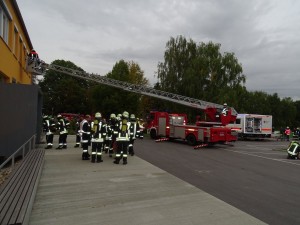 Während die 3. Klasse über Drehleiter gerettet wurde, suchten die Atemschutzträger die Vermissten.